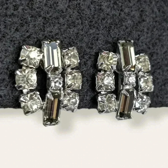 🍁Vintage Continental Clear & Smokey Rhinestone Earrings - Picture 3 of 7